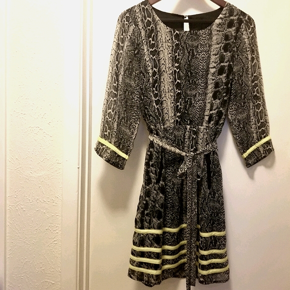 Snake print mini, super cute  dress with neon - Picture 7 of 12